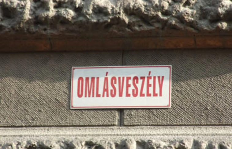 Omlásveszély miatt lezárták a Földes Gimnázium előtti járdaszakaszt