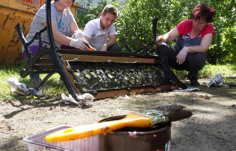 Önkéntesek festettek a miskolci idősotthonokban