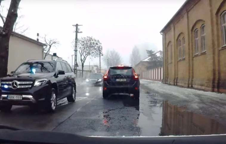 Így indult a TEK konvoja Putyinért