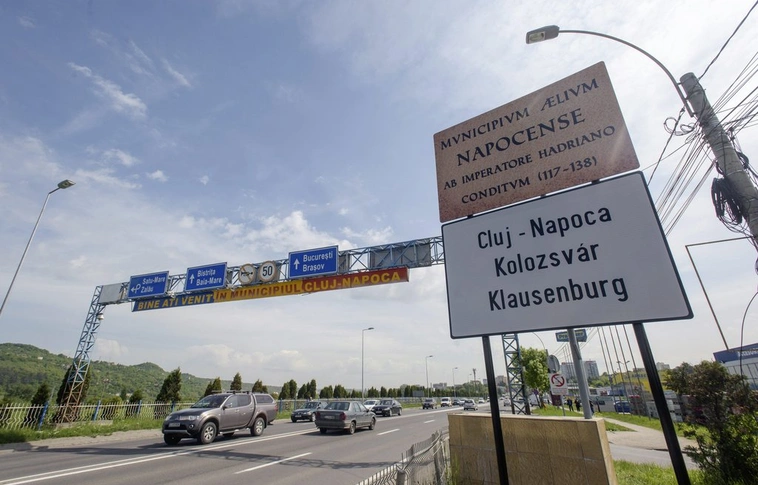 Kikerült Kolozsvár határába az első román-magyar-német helységnévtábla