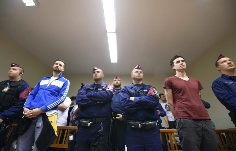 Közérdekű munkára ítélték a Sándor-palotára festékes flakont dobókat