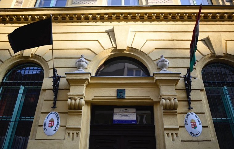 Megemlékezés miatt korlátozták a forgalmat a budapesti gimnáziumnál 
