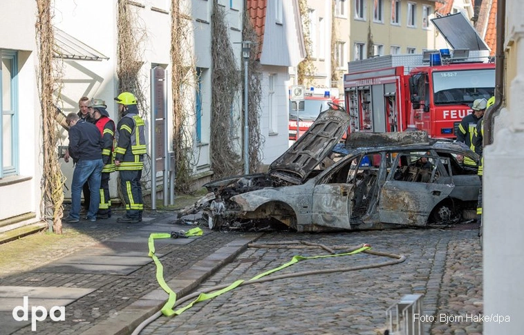 A verdeni városházának hajtott autójával egy férfi 