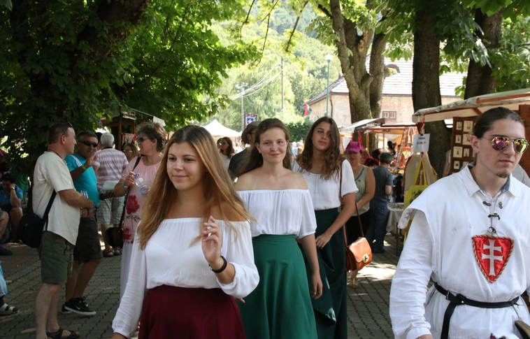 Nyüzsgő középkori udvarrá változott a Diósgyőri vár