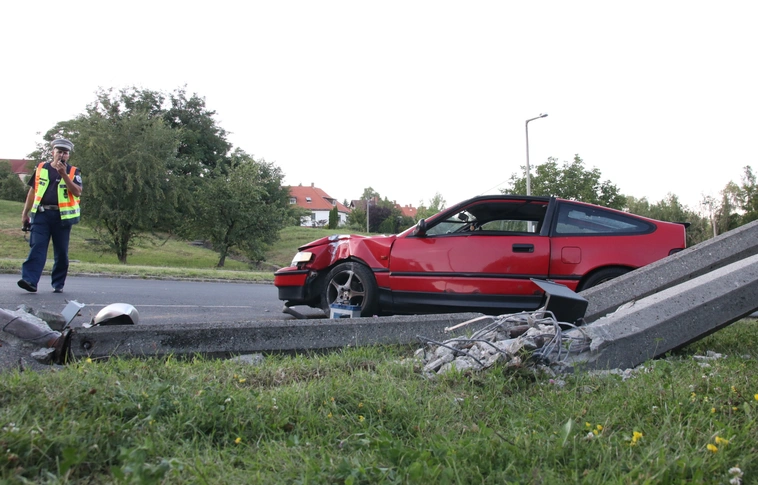 Villanyoszlopot döntött a Honda az Avason