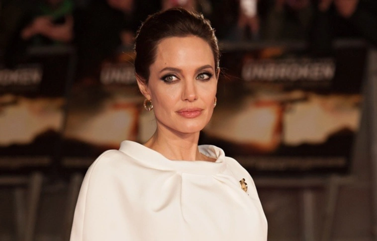 Angelina Jolie ideiglenes arcidegbénulásban szenved és a zuhany alatt sír