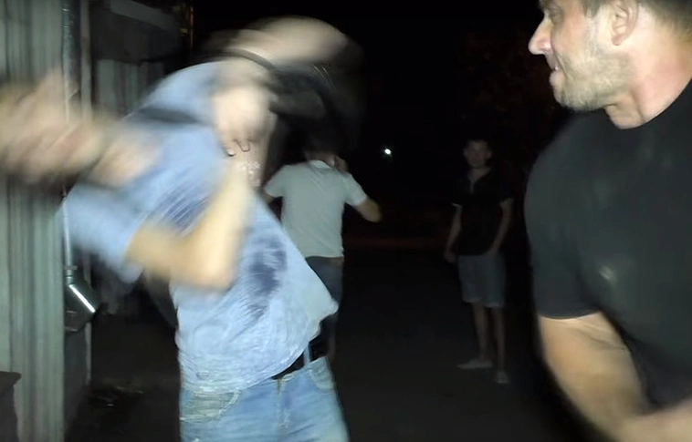 Rendesen megsuhintotta a háza előtt hangoskodó ittas fiatalokat az ukrán súlyemelő (Videóval)