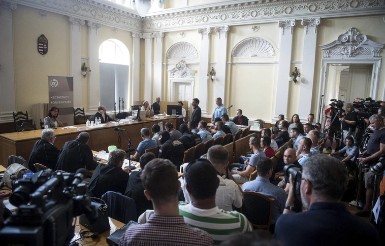 Megkezdődött a 71 ember halálát okozó bűnszervezet tagjainak tárgyalása