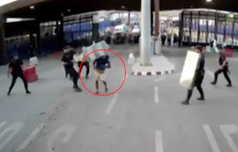 Terelő bójával hatástalanítottak egy késes terroristát
