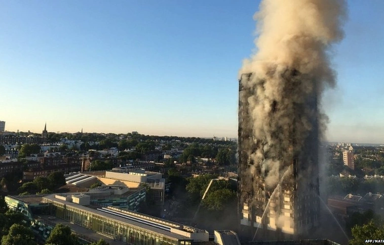 Teljesen kiégett egy toronyház Londonban