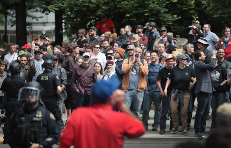 Jobboldali demonstrálók baloldali tüntetőkkel csaptak össze Portlandben