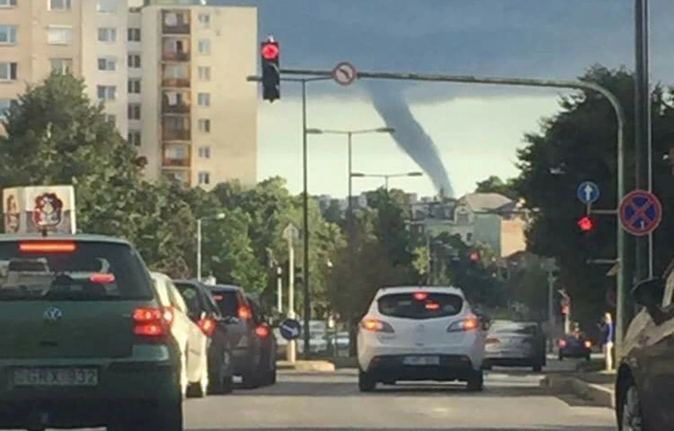 Tiszta Amerika - egy tuba jelent meg Miskolc felett