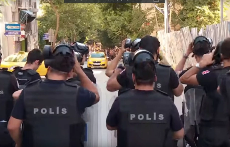 Rendőrök vetettek véget a tiltott felvonulásnak Isztambulban