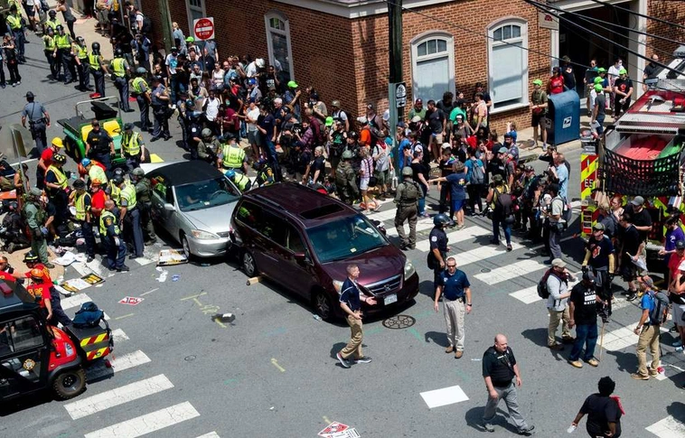 Rendkívüli állapot egy amerikai városban a szélsőjobboldal rendezvényen kitört erőszak miatt
