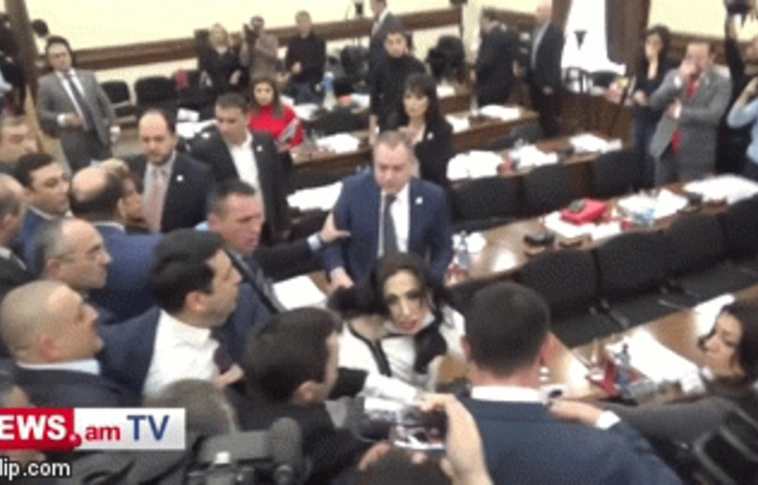 Örmény demokrácia – hajánál fogva rángatták ki a közgyűlésről a képviselőasszonyt