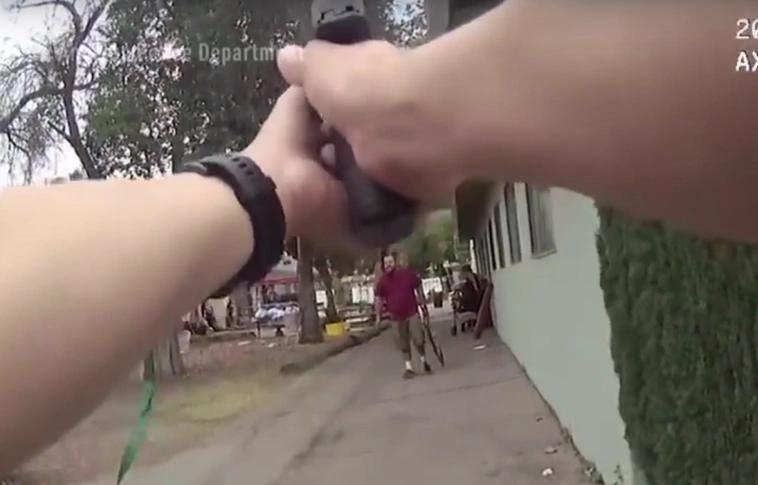 Akciófilmbe illő jelenetet rögzített a rendőrök testkamerája