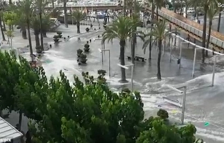 Több méteres hullámok mosták el a spanyol turistaparadicsomokat