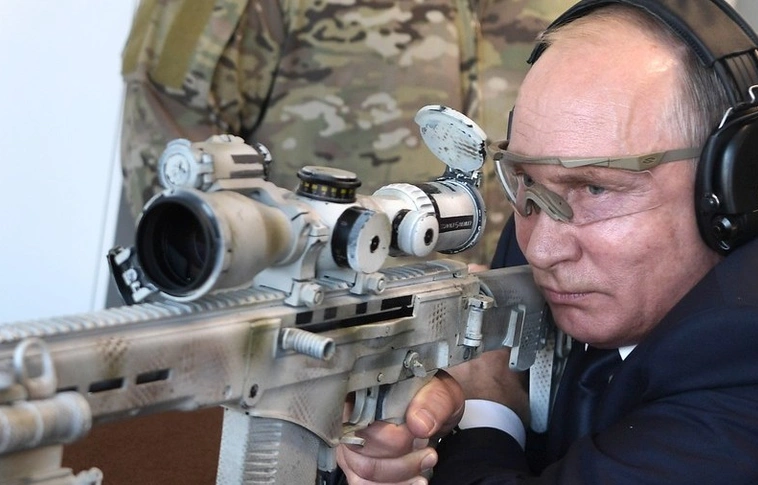 Letesztelte Putyin az új orosz puskát