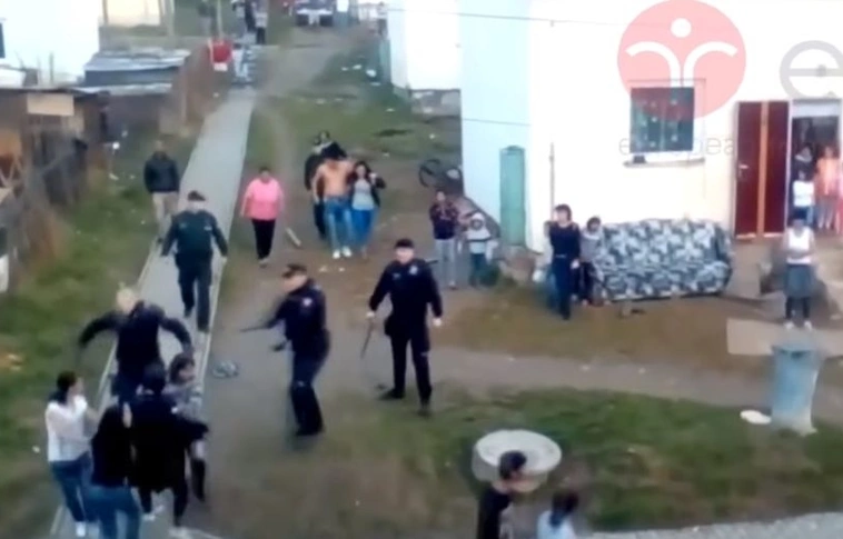 Megúszták a romákat verő szlovák rendőrök a felelősségre vonást