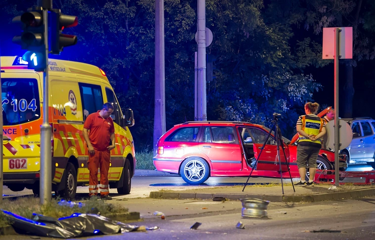 Három autó ütközött Budapesten a III. kerületben, egy ember meghalt