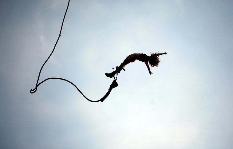 Halálos bungee jumping: előbb ugrott le a hídról