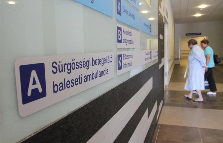 Napelemeket tettek a megyei kórház tetejére
