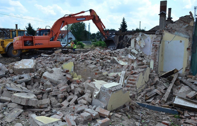 Házakat dózerolnak, hogy az Y-híd segíthesse majd a közlekedést