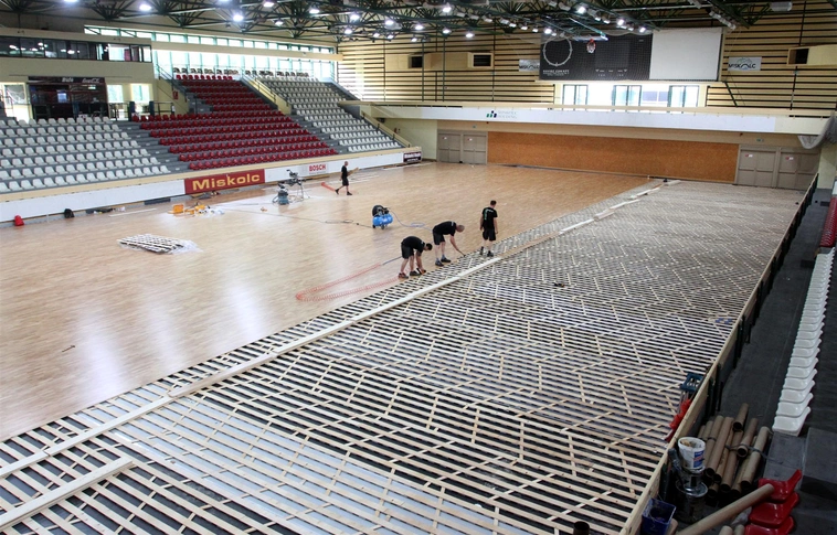 Új, speciális burkolatot kap a sportcsarnok