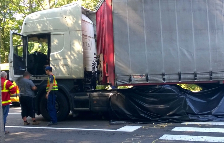 Gyalogosok közé hajtott egy teherautó Tiszaújvárosban, két ember meghalt