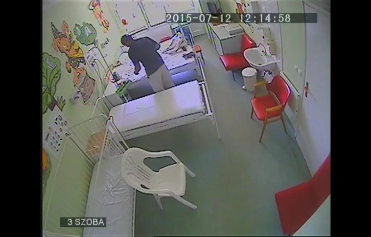 Az ablakon mászott be a kórterembe, úgy lopott – azonosítsák a videón!