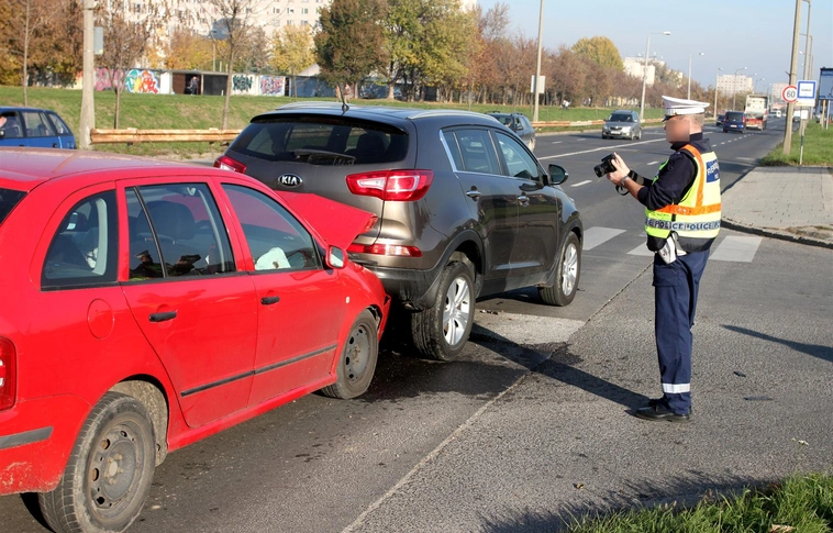 Kis Skoda a nagy KIA-ban - baleset volt a Kiss Ernő utcán