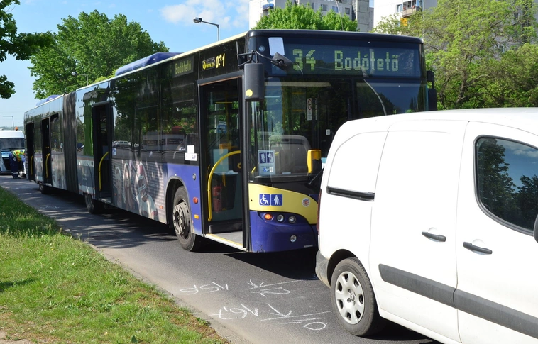 Busz és furgon ütközött