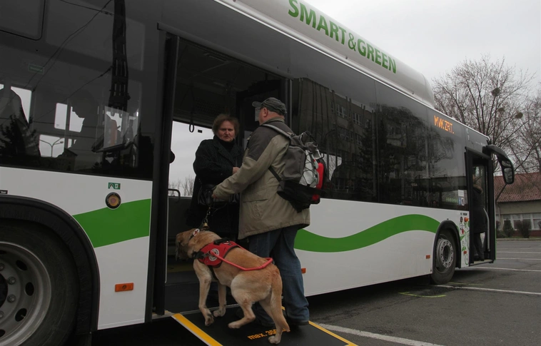 Braille-írással is segítik az utazást – próbaúton az új CNG-buszok