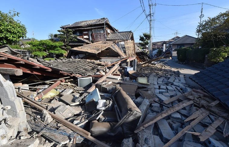 Tizenkétezernél több épület vált lakhatatlanná a japán földrengésben