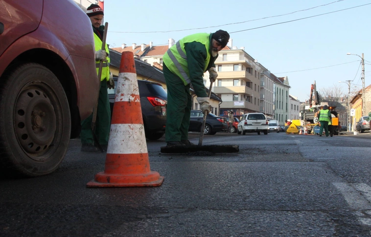 Az időjárás is kedvez a kátyúmentesítésnek