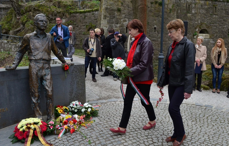 József Attila és Miskolc – költészetnapi koszorúzás Lillafüreden