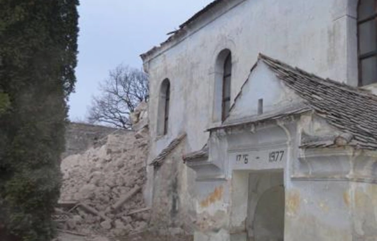 Leomlott az erdélyi Szászveresmart középkori műemléktemplomának tornya