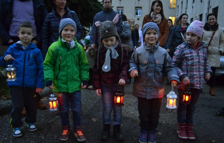 Kis kezekben pici lámpások – Márton-napi felvonulás volt a Petneházy bérházak között