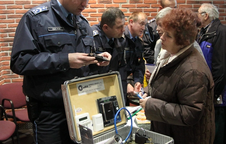 Házhoz megy a rendőrség