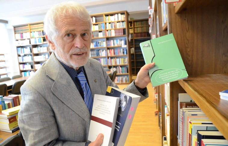 Hallgatói, doktorjelöltjei számára is személyes példát mutat