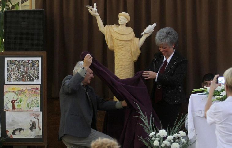 Vihartépett fából faragott Szent Ferenc szobrot kapott a miskolci iskola