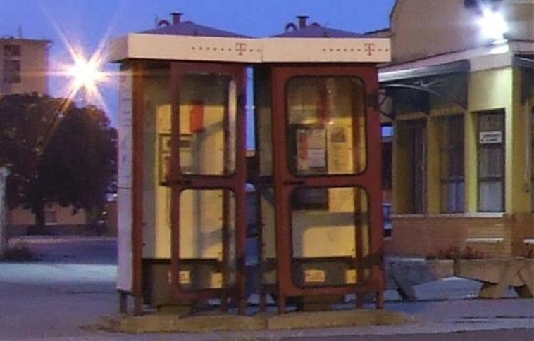 Miért vannak még nyilvános telefonfülkék, mikor szinte mindenkinek van mobilja?