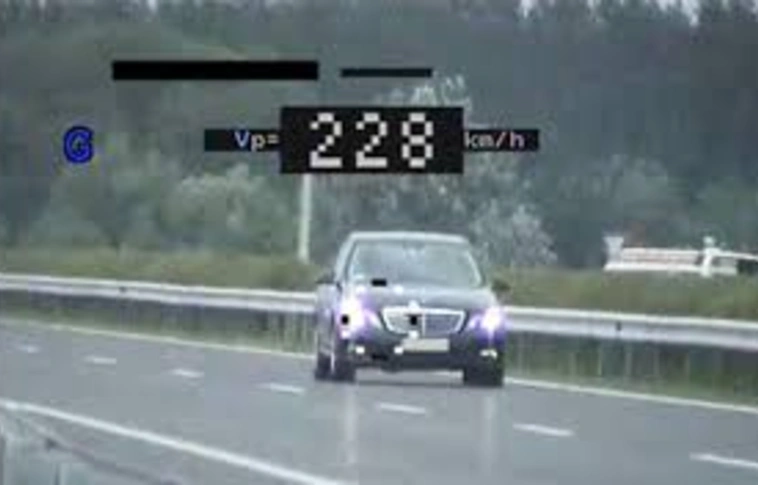 Nem figyeli a mobilozó sofőröket az új szuper traffipax