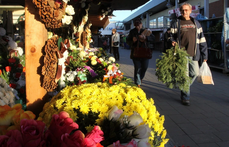 Krizantémok, mécsesek, koszorúk – közeleg halottak napja