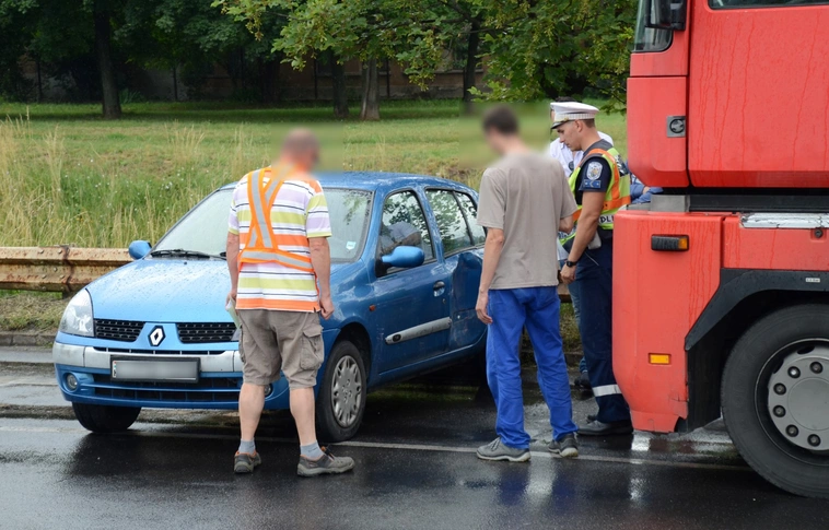 Baleset lett a vége, pedig csak a holtterébe került a kamionnak