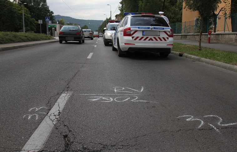 Motoros utasával együtt sérült egy balesetben
