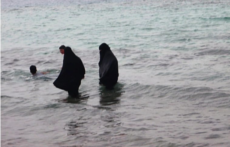 Pánik tört ki egy horvát strandon burkiniben fürdőző nők miatt