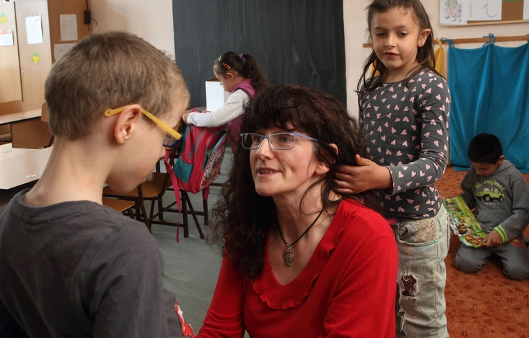 Gyermekeket nevelt otthon és a munkahelyén is