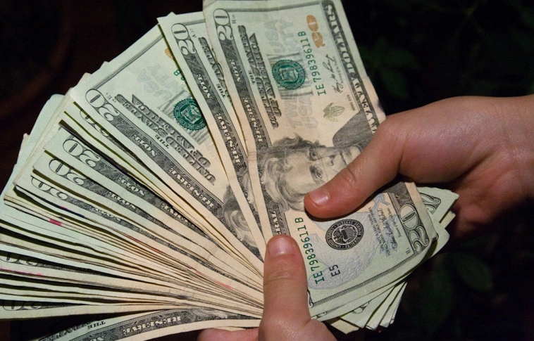 Erősödött a forint az amerikai dollárral szemben