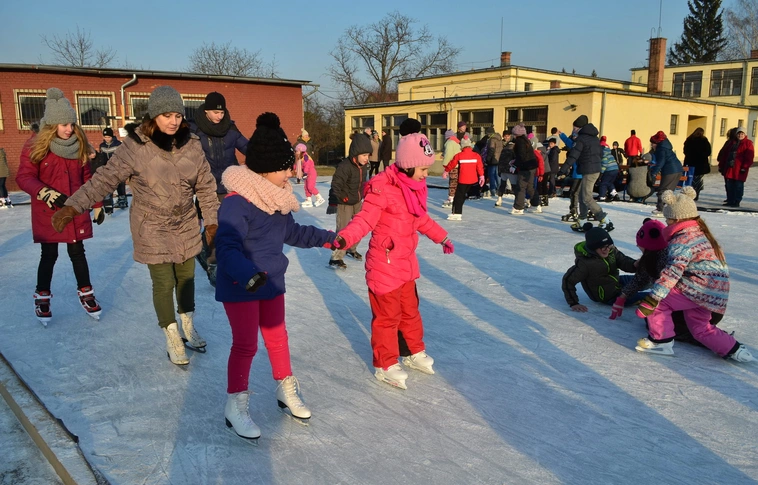 Jégpályát avattak az iskolában